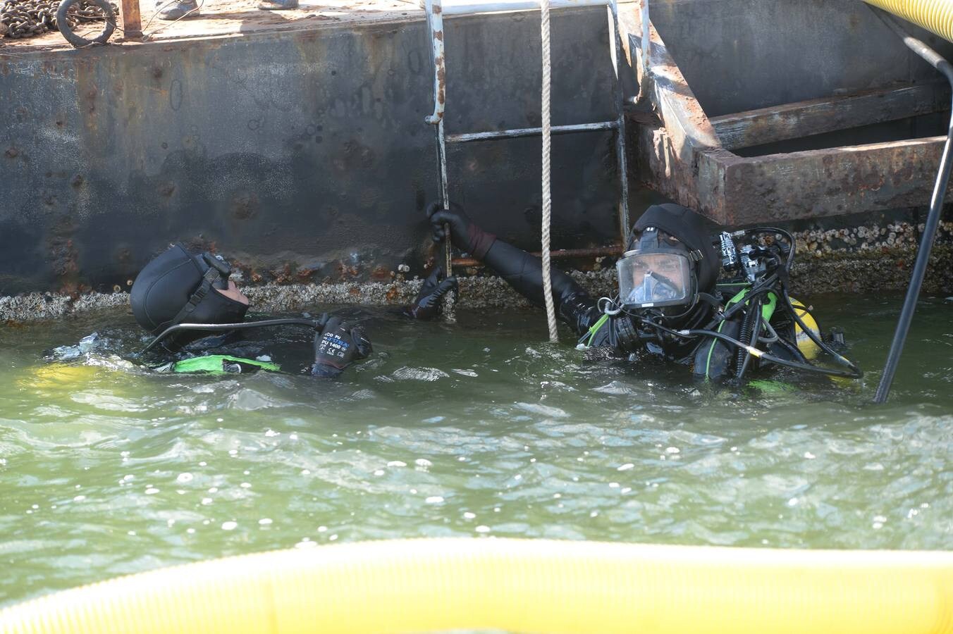 Buceadores del Centro de Buceo de la Armada (CBA) reflotaron y retiraron tres barcos de entre 14 y 30 metros de eslora que se encontraban hundidos y semienterrados en el Mar Menor, y que suponían un riesgo medioambiental para la laguna y de seguridad para la navegación.