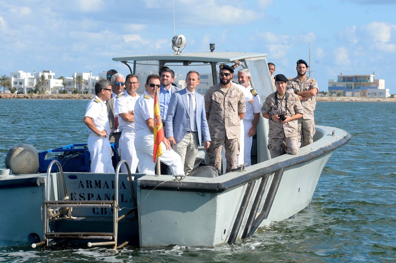 Buceadores del Centro de Buceo de la Armada (CBA) reflotaron y retiraron tres barcos de entre 14 y 30 metros de eslora que se encontraban hundidos y semienterrados en el Mar Menor, y que suponían un riesgo medioambiental para la laguna y de seguridad para la navegación.