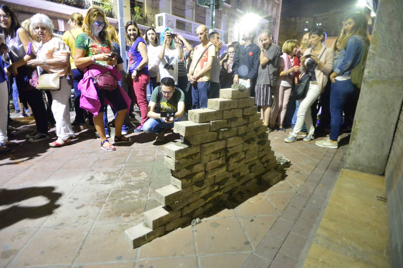 Vecinos de las vías contrarios a las obras del AVE llevaron ayer sus protestas a la sede de la patronal Croem, en la calle Acisclo Díaz. En torno a un centenar de manifestantes acudieron con ladrillos y cemento y levantaron una pequeña pared que simulaba las pantallas que están siendo instaladas en Santiago el Mayor y que ellos denominan «muro».