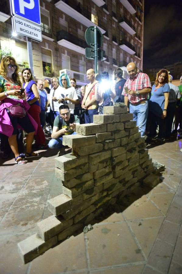 Vecinos de las vías contrarios a las obras del AVE llevaron ayer sus protestas a la sede de la patronal Croem, en la calle Acisclo Díaz. En torno a un centenar de manifestantes acudieron con ladrillos y cemento y levantaron una pequeña pared que simulaba las pantallas que están siendo instaladas en Santiago el Mayor y que ellos denominan «muro».