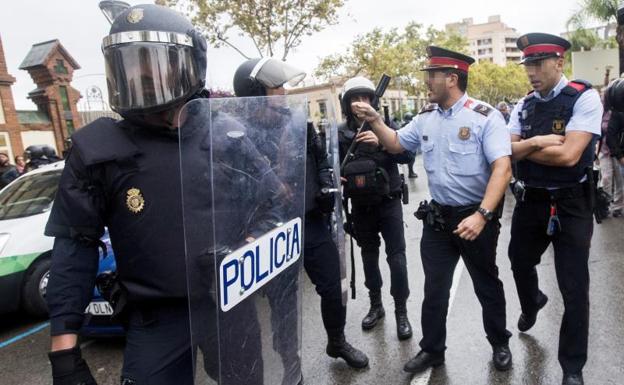 Mossos y policías naciones discutiendo el 1-O.