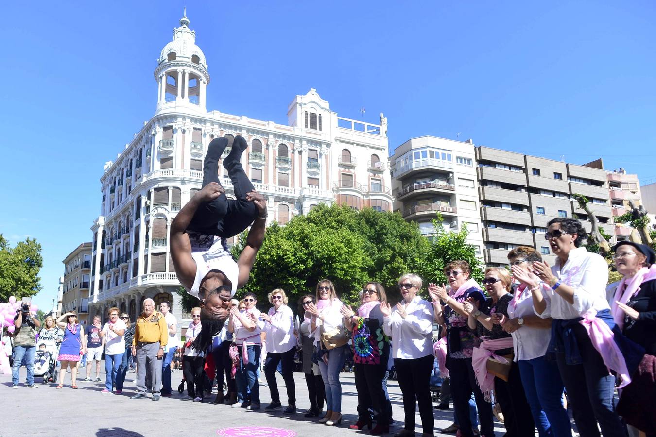 Numerosas personalidades de la Región estampan la huella de su mano en un zapato gigante para manifestar su apoyo a las mujeres que sufren esta enfermedad