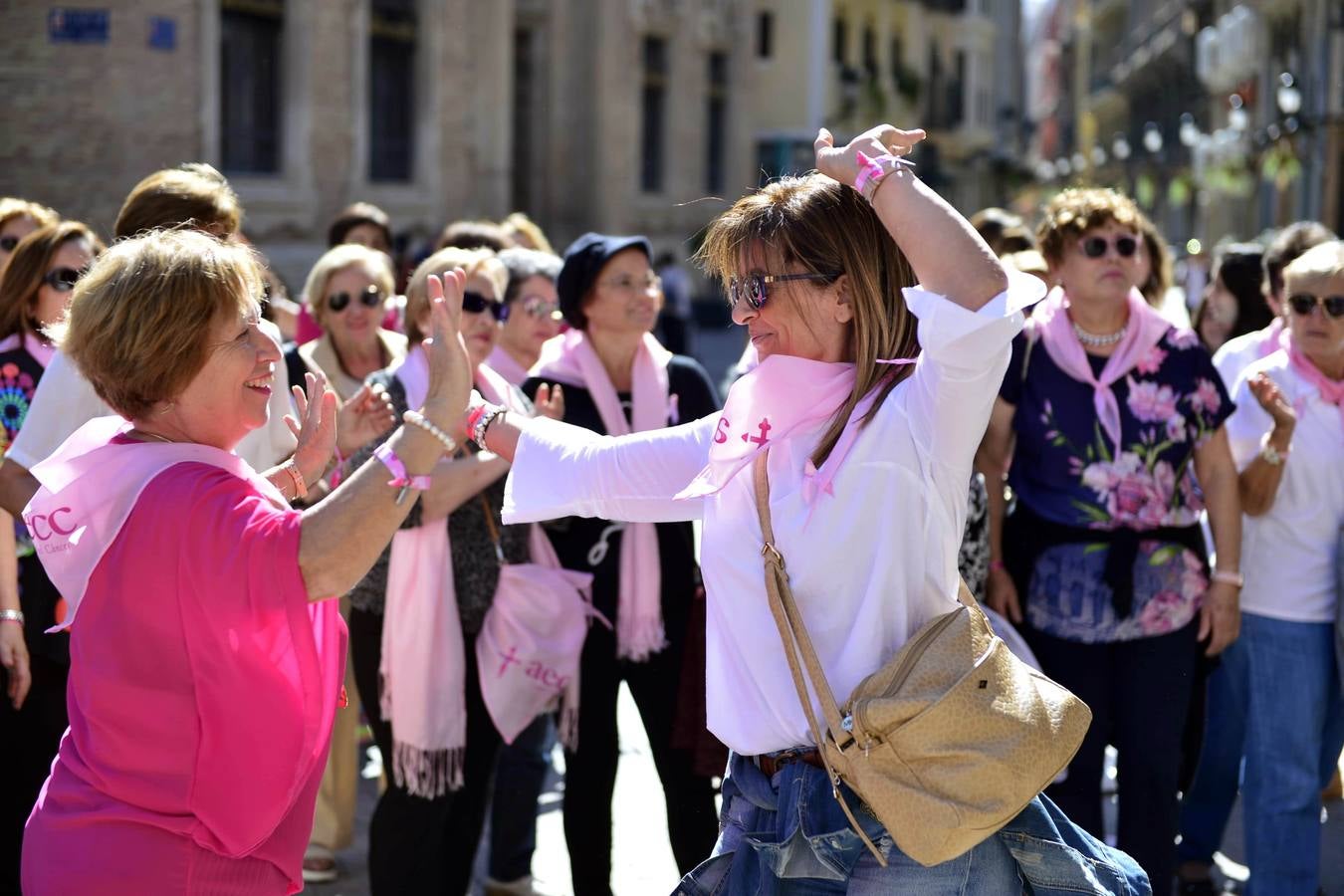 Numerosas personalidades de la Región estampan la huella de su mano en un zapato gigante para manifestar su apoyo a las mujeres que sufren esta enfermedad