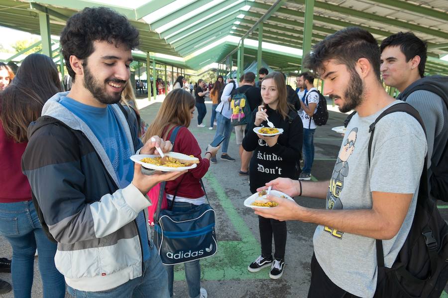 El evento se celebra en el aparcamiento del Centro Social Universitario e incluye además multitud de talleres y actividades como el concierto de Atrezo