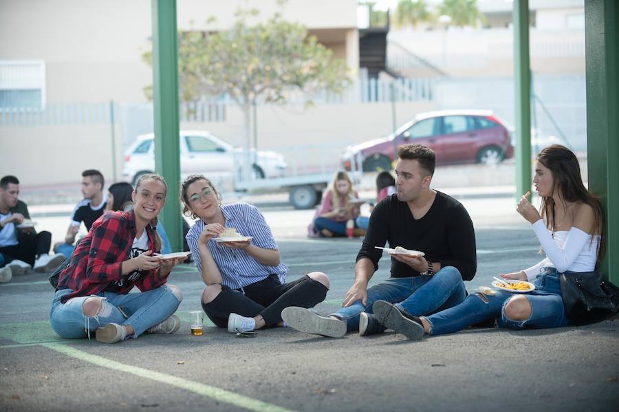 El evento se celebra en el aparcamiento del Centro Social Universitario e incluye además multitud de talleres y actividades como el concierto de Atrezo