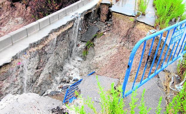 Una de las vallas dentro del socavón, que mide cuatro metros, en la calle Aljibe de Camposol.