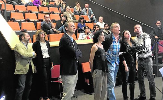 El consejero Javier Celdrán (3i) asiste, ayer, a una de las pruebas de doblaje en la Filmoteca. 