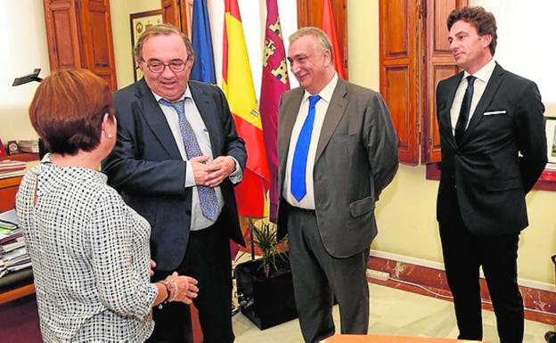 El rector, con representantes de la empresa Eurofins Villapharma.