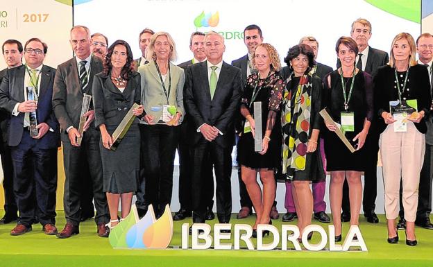 Autoridades, representantes de Iberdrola y premiados, al término del acto.