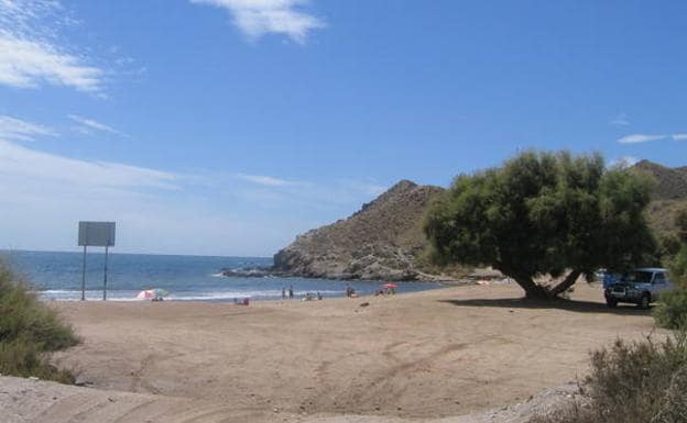 La playa del Arroz, con los bañistas apurando el sol otoñal.