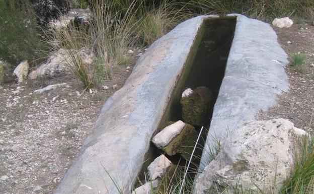 Fuente en el Cortijo del Madroño.