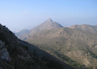 Imagen secundaria 1 - La línea de cumbres en el Collado de la Paridera, con el casco urbano de Mazarrón al fondo, los picos de la Sierra de las Moreras, desde el Víboras, y un vértice geodésico del pico Víboras.