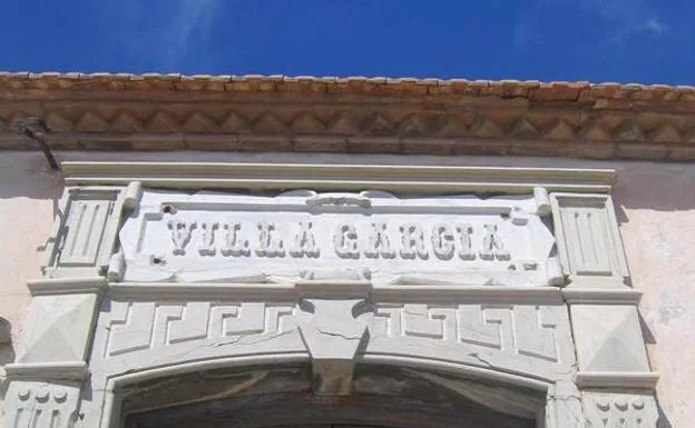 Puerta principal de Villa García.