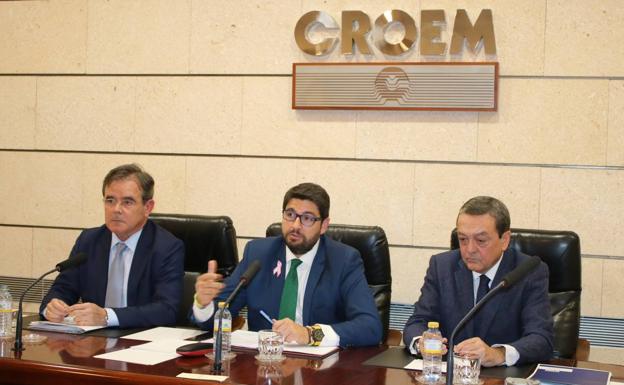 José Rosique, secretario general de Croem; Fernando López Miras, presidente de la Comunidad Autónoma; y José María Albarracín, presidente de Croem, este jueves por la tarde durante la reunión de la Junta Directiva de la patronal.