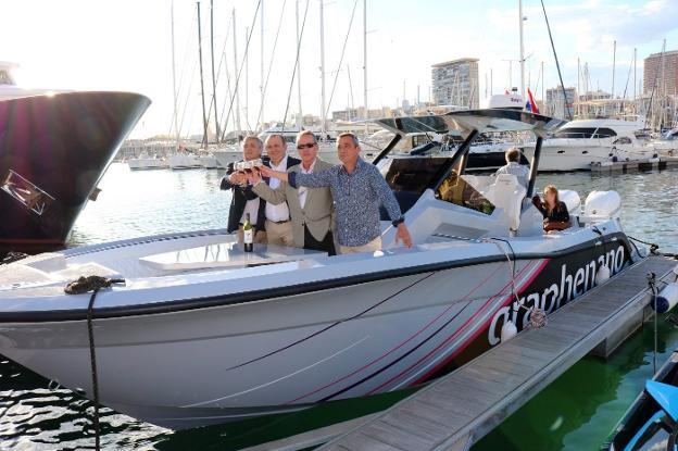 El gerente de Koper Química, Javier Navarro, y el presidente de Graphenano, Martín Martínez Rovira, junto a Antonio Bernal y Julio César Galiana (de izquierda a derecha) brindan ayer en el barco, en Alicante.