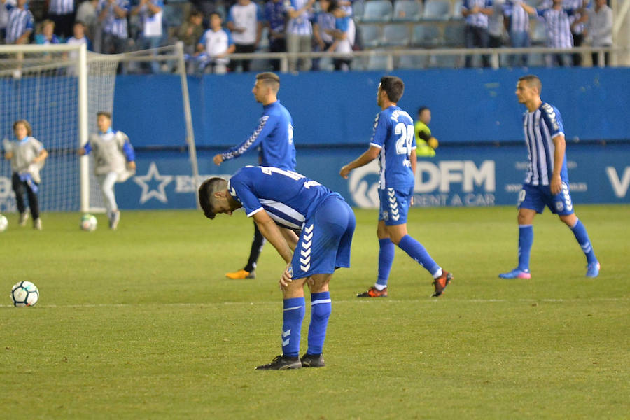 Después de ir por delante en el marcador durante todo el encuentro, el conjunto blanquiazul encaja un gol en el minuto 83 que le condena a sumar cuatro partidos consecutivos sin ganar