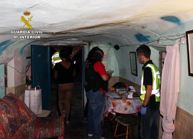 Agentes de la Guardia Civil registrando una de las viviendas utilizadas de prostíbulo.