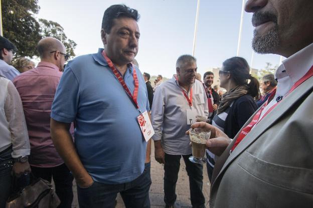 Un delegado degusta un asiático a la entrada del congreso.