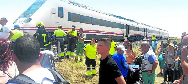 Pasajeros tirados tras arder un vagón del tren Madrid-Badajoz el pasado 13 de julio.