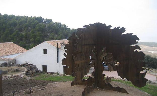 Imagen principal - Monumento de Miguel Llamas a la sabina milenaria, parte del jardín botánico y un ejemplar de sabina rastrera.