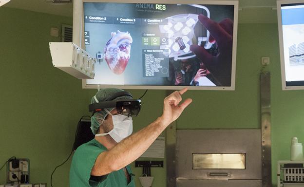 Un médico con las gafas Hololens de Microsoft.