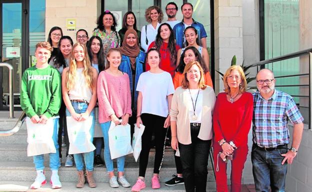 Los alumnos y profesores alemanes, junto a la alcaldesa, ayer. 