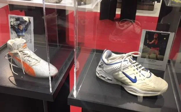 Las zapatillas expuestas de Fernando Alonso y Rafa Nadal.