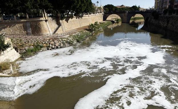 Imagen del Segura de la semana pasada a su paso por Murcia cubierto de espuma. 