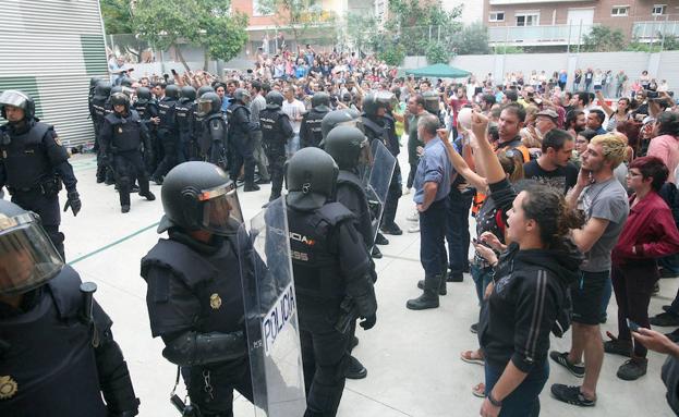 Una de las actuaciones de la Policía Nacional para evitar la votación del 1 de octubre. 