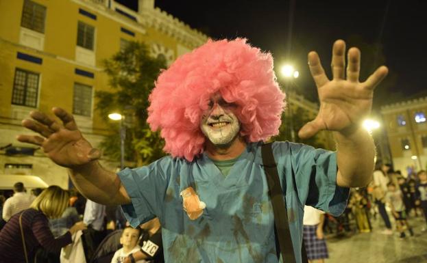 Un animador actúa en una fiesta infantil de Halloween en Murcia.