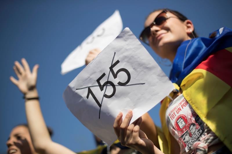 Cientos de personas se manifiestan en Barcelona en protesta por la aplicación del artículo 155 y para pedir la liberación de Jordi Sànchez y Jordi Cuixart