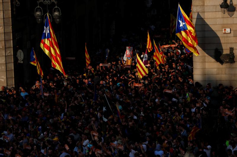 En el momento en el que se comunicaba la decisión del Parlament, la alegría y la emoción ha estallado en la plaza Sant Jaume