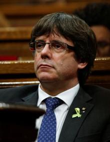 Imagen secundaria 2 - Arriba: alcaldes soberanistas enarbolan sus bastones de mando. Abajo izq.: manifestación alrededor del Parlament. Abajo d.: Carles Puigdemont durante el pleno del Parlament.