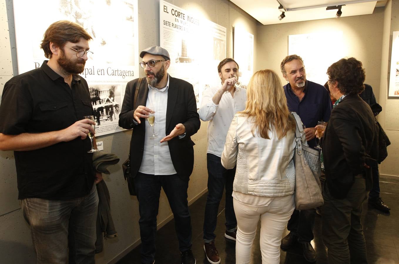 El psiquiatra Félix Crespo, Miguel Ángel Hernández, Leonardo Cano y Manuel Moyano; de espaldas, la periodista Lola Gracia y el arquitecto Miguel Mesa del Castillo.