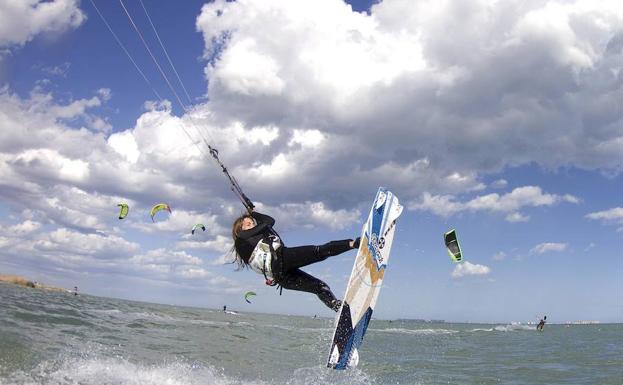 La deportista Claudia León practica 'kitesurf' en La Manga del Mar Menor.