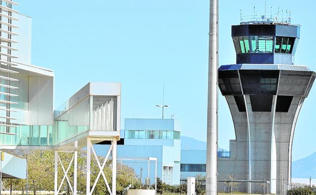 Torre de control del aeropuerto de Corvera. 