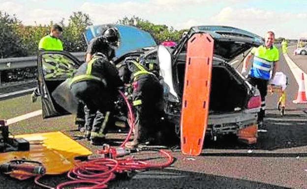 Bomberos y sanitarios, ayer, en el lugar del accidente.