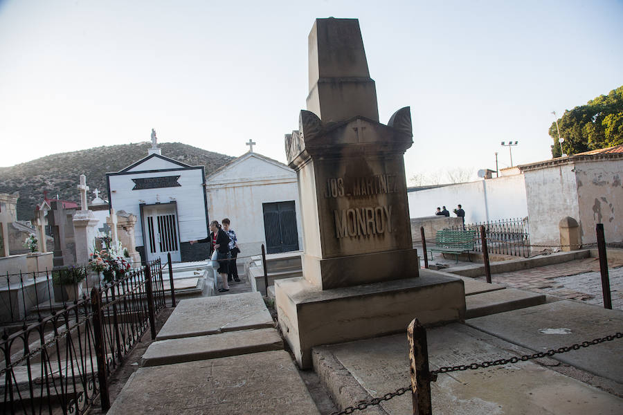 El poeta José Martínez Monroy falleció a la corta edad de 24 años, dejando tras de sí una obra poética heredera del romanticismo de Becquer. Su tumba se encuentra en el cementerio Nuestra Señora de los Remedios. 