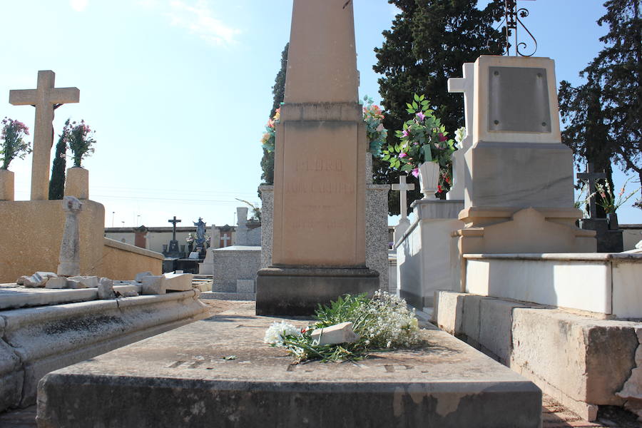 El periodista, poeta y político Pedro Jara Carrillo, nacido en Alcantarilla, es uno de los pensadores que dio pie a la fundación de la Universidad de Murcia. Sus restos yacen en el cementerio Nuestro Padre Jesús, junto a un obelisco que hace llamativo su sepulcro. Sus últimas palabras fueron: "No os esforcéis, esto se acaba". 