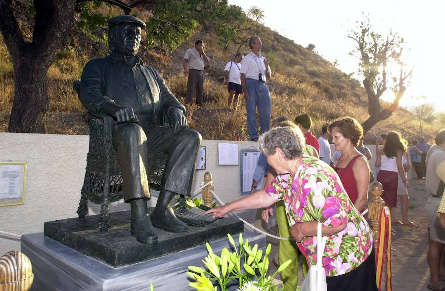 El famoso actor y padre de actores Paco Rabal yace en su ciudad natal, Águilas, donde, bajo un almendro, se instaló una estatua en recuerdo de tan querido vecino. Rabal pasó sus últimos años en Águilas, pese a que la muerte le encontró en Burdeos, a una semana de recoger el Premio Donostia honorífico. 