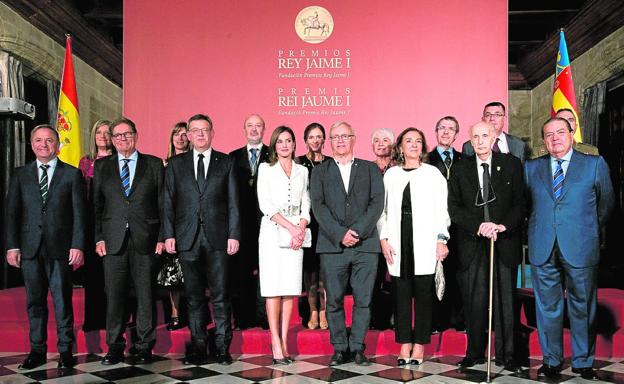 La reina Letizia, con premiados, autoridades valencianas y miembros de la Fundación Rey Jaime I.