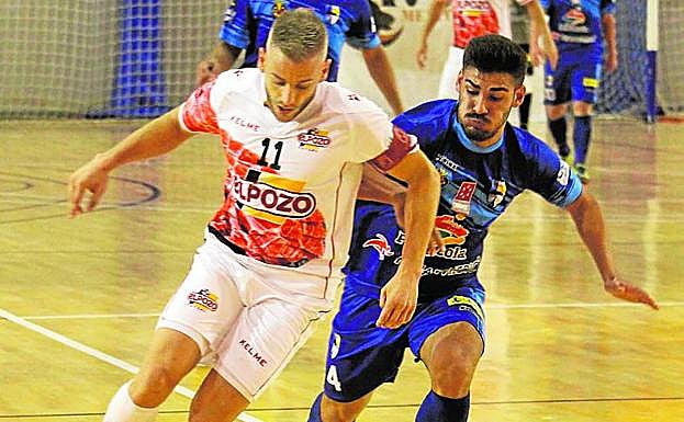 Miguelín pelea con Esteban por un balón. 