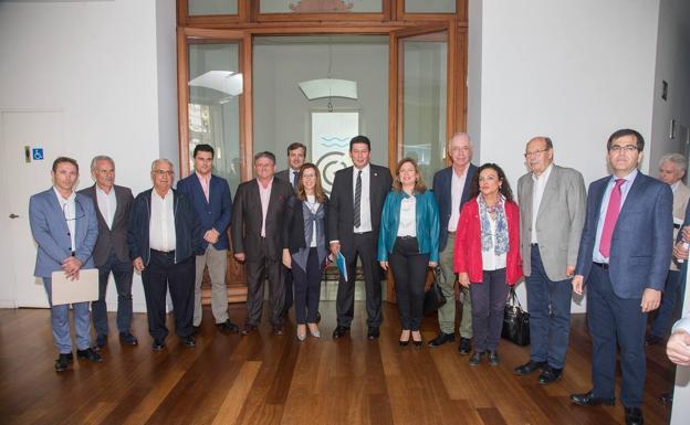 Alcaldes del Campo de Cartagena junto con el presidente de la CRCC.