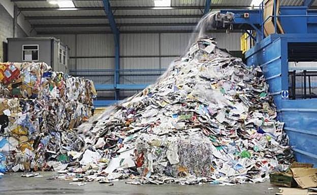 Rescatan a un menor «compactado» entre cartones que iban a ser prensados