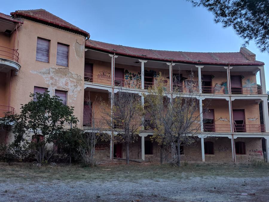 Ruinas del hospital antituberculoso ubicado en el Parque Regional de Sierra Espuña, hoy abandonado