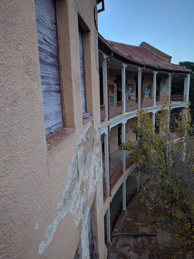 Ruinas del hospital antituberculoso ubicado en el Parque Regional de Sierra Espuña, hoy abandonado