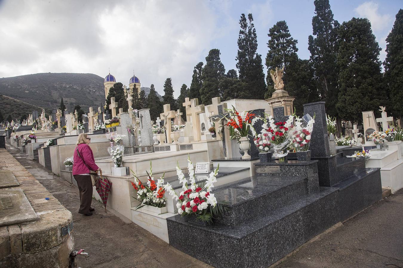 Los cartageneros cumplieron con la tradición de visitar las tumbas familiares por la festividad de Todos los Santos y en la víspera del día de Difuntos