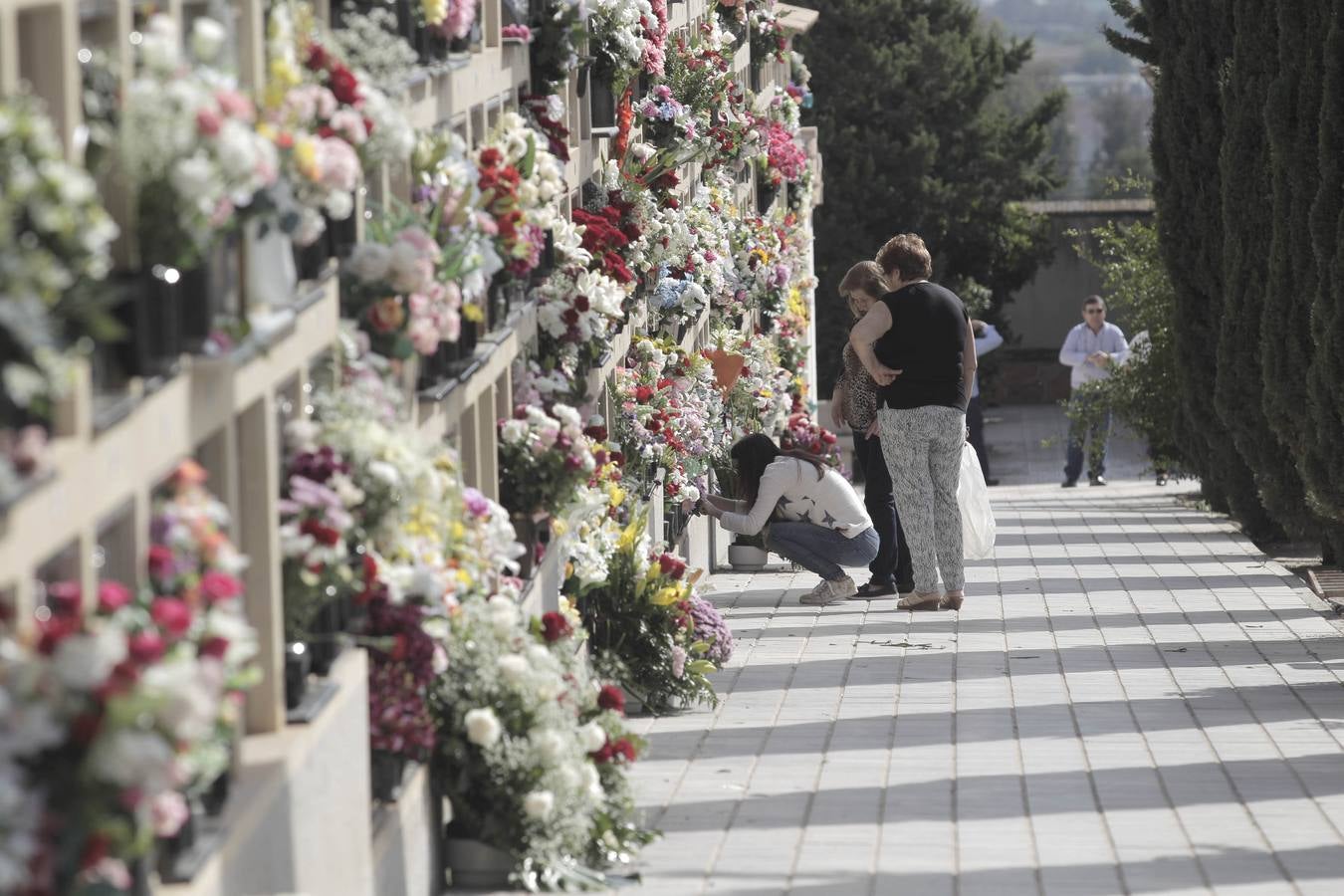 Los cementerios de San Clemente y San Cristóbal de Lorca recibieron miles de visitas con motivo de la celebración del día de Todos los Santos.