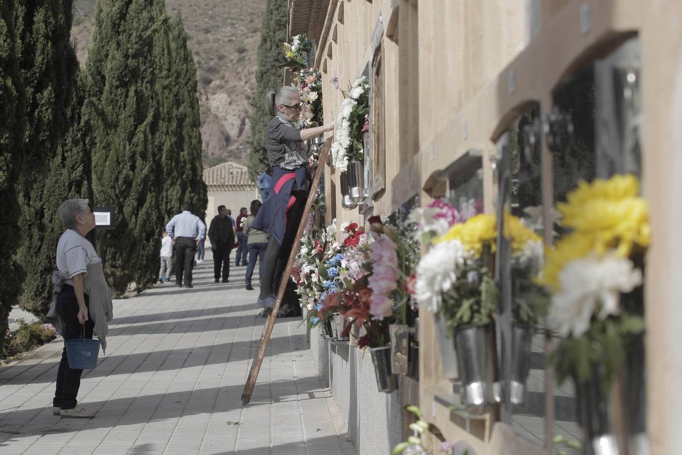 Los cementerios de San Clemente y San Cristóbal de Lorca recibieron miles de visitas con motivo de la celebración del día de Todos los Santos.