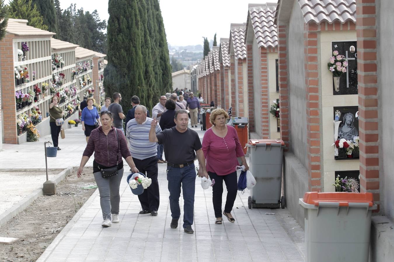 Los cementerios de San Clemente y San Cristóbal de Lorca recibieron miles de visitas con motivo de la celebración del día de Todos los Santos.